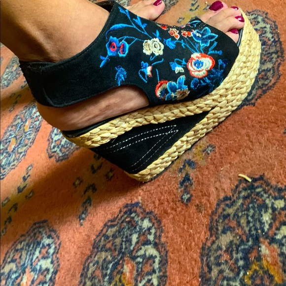 Embroidered Wedge - Picture 4 of 5